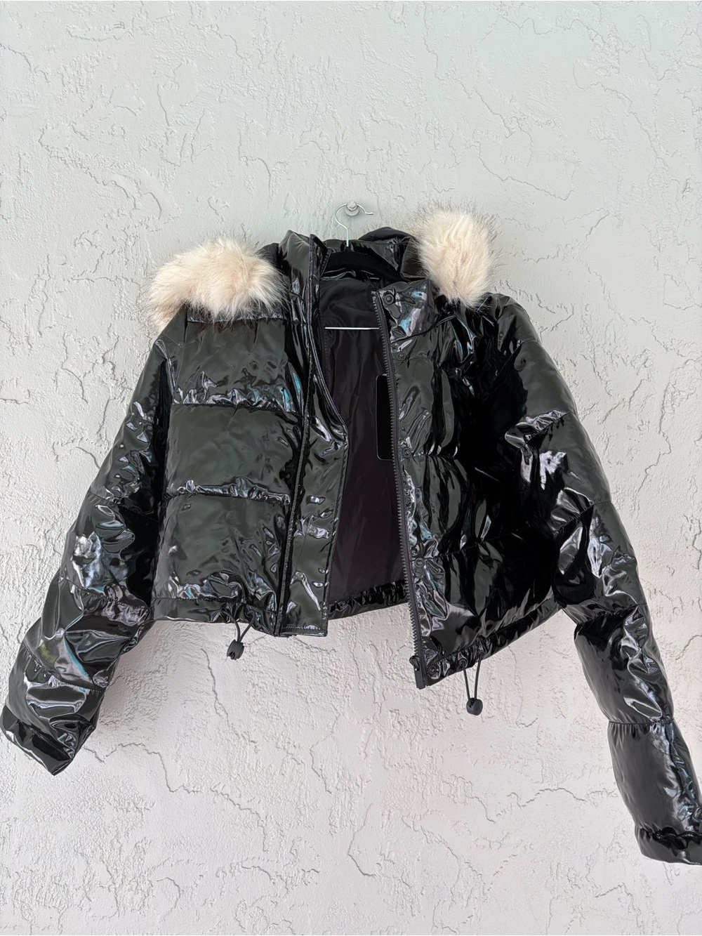 PrettyLittle Thing Black Patent Faux-Fur Trim Cropped Puffer Jacket - Picture 2 of 5
